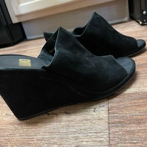 🖤 super comfortable suede wedges